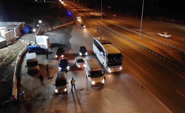 43 ilin geçiş güzergahında uyuşturucuya geçit yok: Araçlar didik didik aranıyor