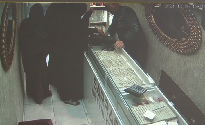 50 liralık bileklik aldılar, 1 milyon liralık pırlantayı şalvara saklayıp götürdüler