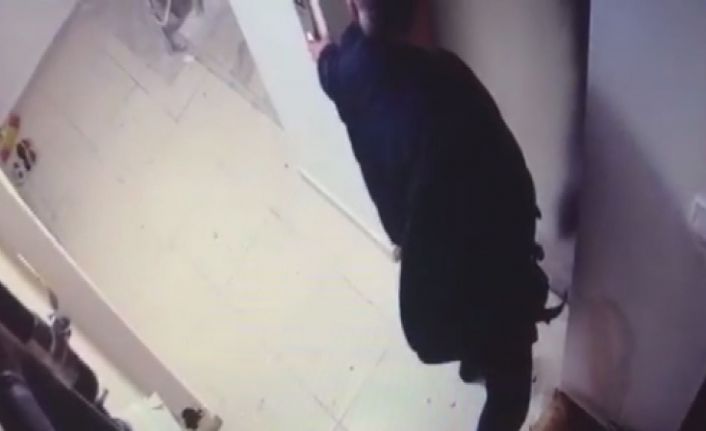 5 ay boyunca komşusuna kabus yaşattı: Daire kapısına çöp attığı ve idrarını yaptığı anlar kameraya yansıdı