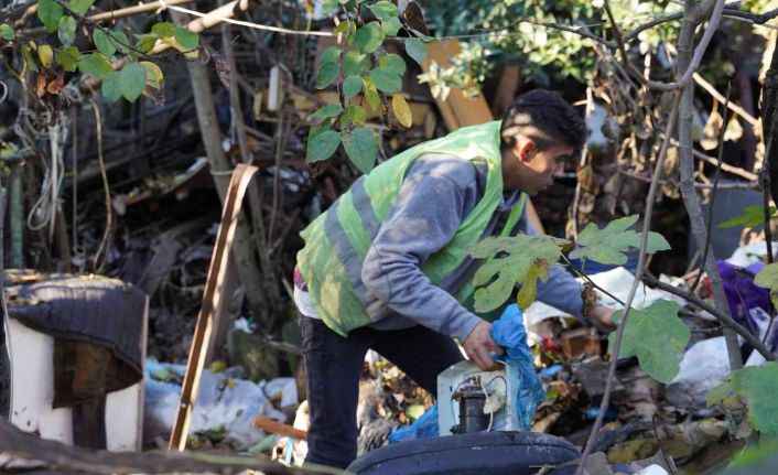 6 ay önce 16 ton çöp toplayarak evine yığmıştı, bu sefer 12 ton topladı