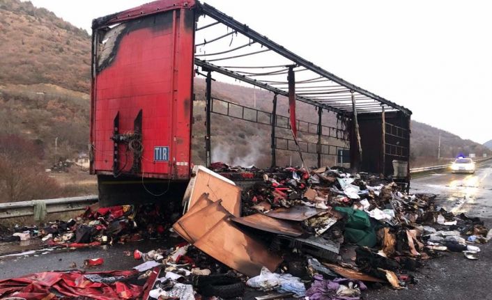 7 ton giysi ve ayakkabı yüklü olan tır dorsesi yandı