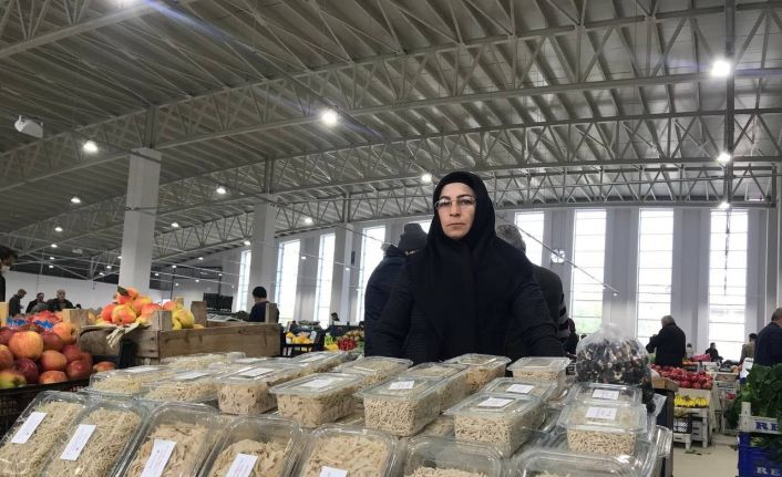 7 yıldır kendi el emeği ürünlerini pazarda satan kadın esnaf aile ekonomisine katkı sağlıyor