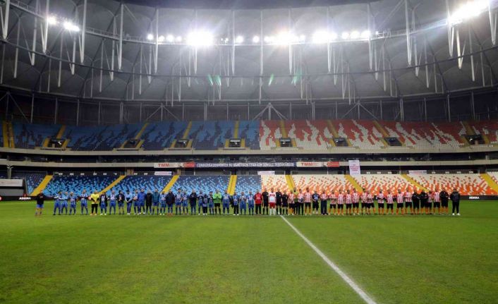 Adanaspor ve Adana Demirspor’un eski futbolcuları ’Şöhretler Karması’ maçında karşılaştı