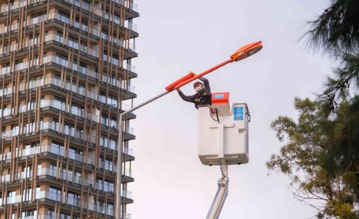 Adm ve Gdz Elektrik, kadına yönelik şiddete dikkat çekmek için sokakları turuncu aydınlattı