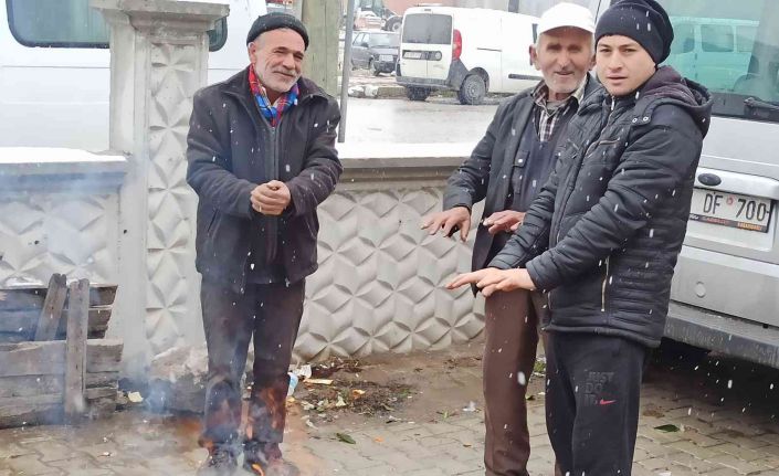 Afyon’da kar yağışı ve soğuk pazarcı esnafına zor anlar yaşattı