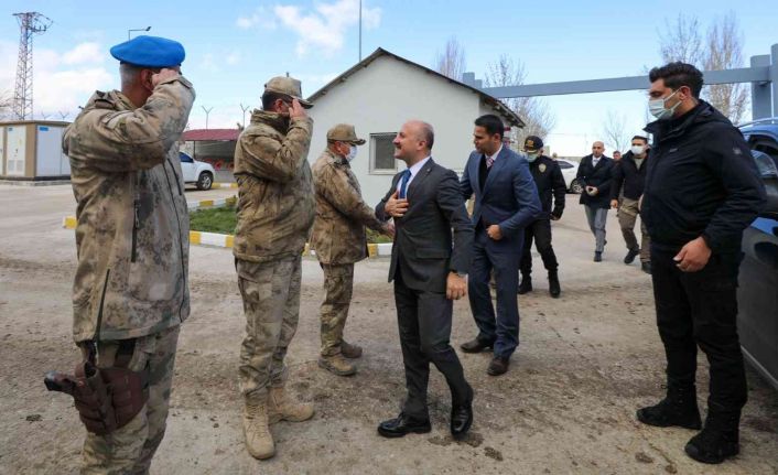 Ağrı Valisi Varol, Eren Kış-9 Şehit Jandarma Uzman Çavuş Hüseyin Keleş Operasyonu’nun harekat merkezini ziyaret etti