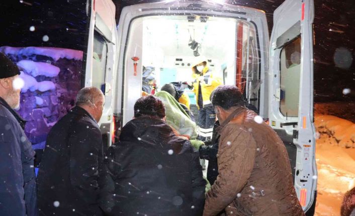 Ağrı’da ulaşıma kapanan köyde hastalanan 92 yaşındaki yaşlı adam için ekipler seferber oldu