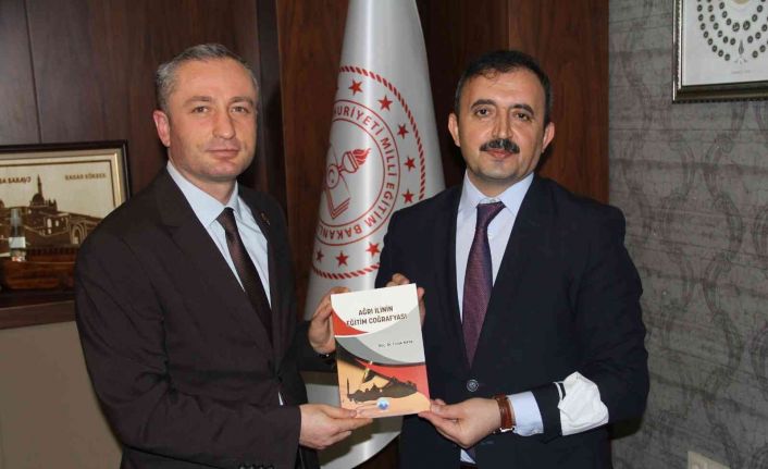 AİÇÜ Rektör Yardımcısı Prof. Dr. Kaya, Kökrek’e kaleme aldığı kitaplarını hediye etti