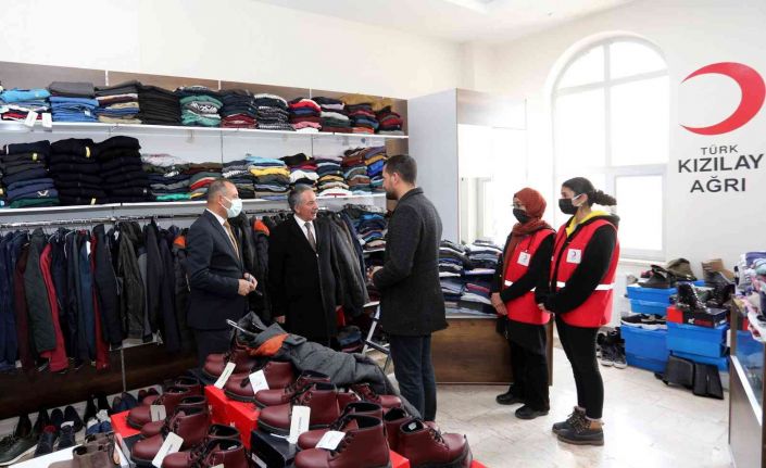 AİÇÜ Rektörü Prof. Dr. Karabulut kızılay giyim mağazasını ziyaret etti