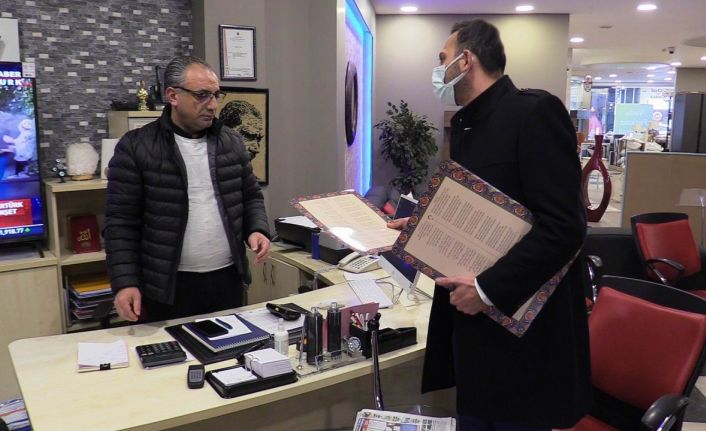 Akşehir Belediyesinden esnafa İstiklal Marşı tablosu armağanı