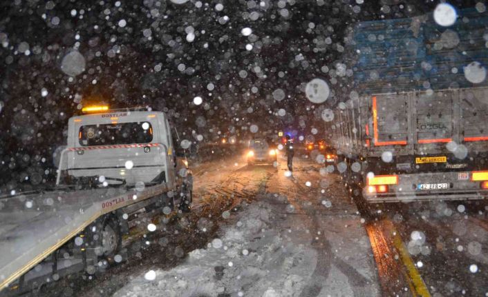 Alacabel’de kar kalınlığı 20 cm’ye ulaştı, tırların geçişine izin verilmiyor