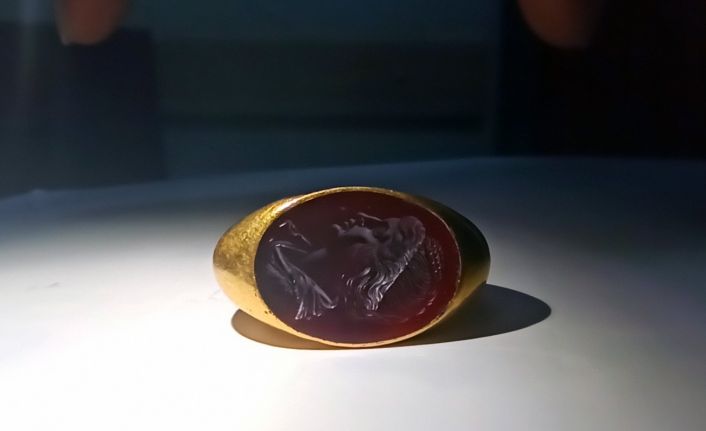 Alıcı kılığına giren jandarma ekipleri 1500 yıllık altın yüzük ele geçirdi