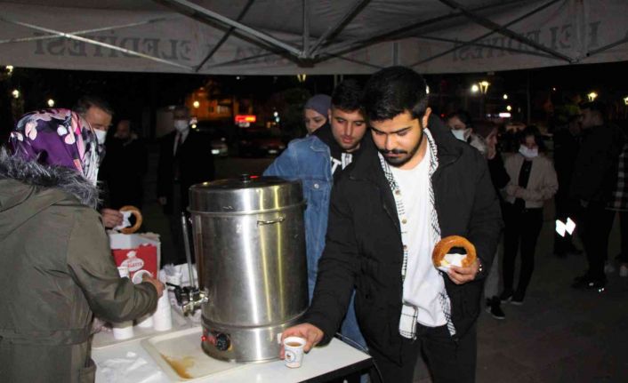 Amasya Üniversitesinde gece ders çalışan öğrencilere ücretsiz çay, simit ve çorba ikramı