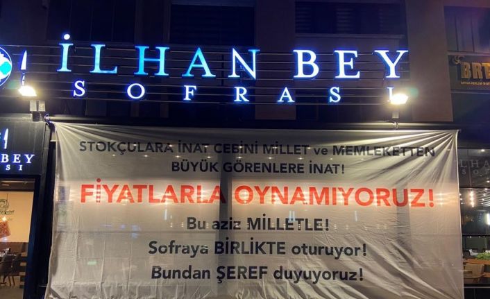 Ankara’da restoran işletmecisinden fahiş fiyat uygulayan ve stokçuluk yapanlara pankartlı tepki