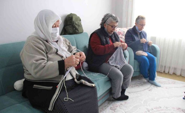 Anneler, örgü şişlerini doğudaki çocuklar için eline aldı