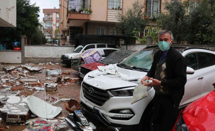 Antalya’da uçan çatı duvarı 4 aracın üzerine düşerek ortalığı savaş alanına çevirdi