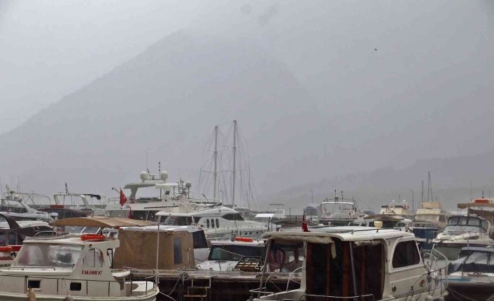 Antalya’da yağıştan dolayı iki tekne battı, balıkçılar ekmek teknelerinde nöbet tutmaya başladı