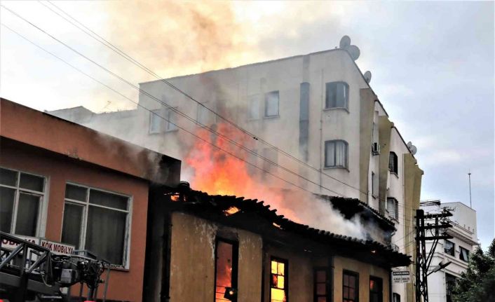 Antalya’da yanan binanın birinci katında mahsur kalan genç kız atlayarak hayata tutundu
