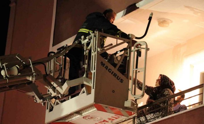 Apartman yangınında mahsur kalan 2’si bebek 14 kişi merdivenli araçla kurtarıldı