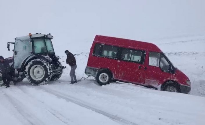 Ardahan’da karda kayan minibüs traktör yardımı ile kurtarıldı