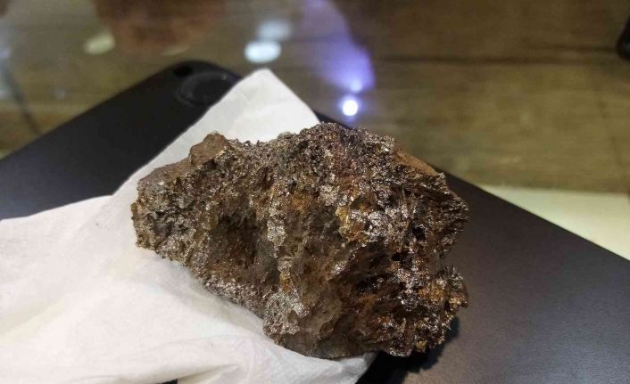 Arkadaşının hediye ettiği göktaşını iş yerinde sergiliyor