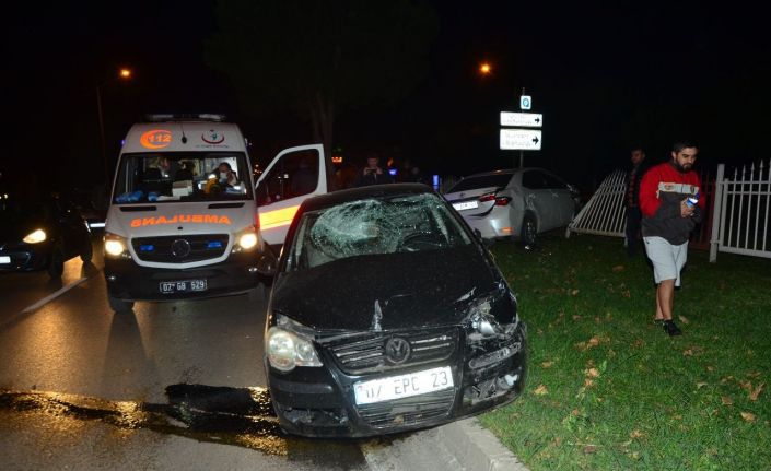 Aynı yönde seyir halindeki otomobillerin kazası demir bariyerlerde son buldu: 3 yaralı