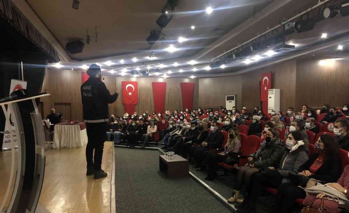 Bahçelievler’de "En İyi Narkotik Polisi Anne" projesi kapsamında ebeveynlere eğitim verildi