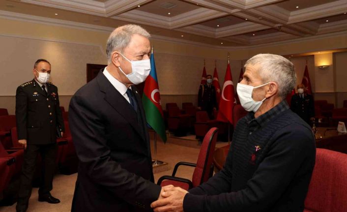 Bakan Akar, ’topraklarını kurtarma’ sözünü tutan Azerbaycanlı şehit subayın ailesi ile bir araya geldi