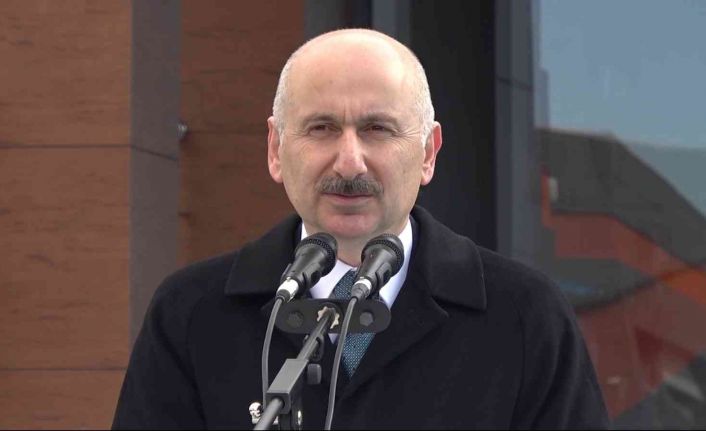 Bakan Karaismailoğlu’ndan vatandaşlara ’kar ve tipi’ uyarısı: "Elzem bir durum yoksa seyahatte ısrarcı olmayın"