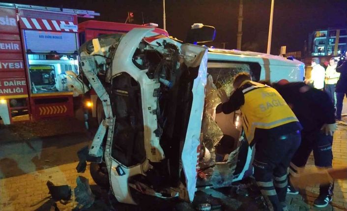 Balıkesir’de ambulansın da karıştığı zincirleme kaza: 3’ü sağlık görevlisi 4 yaralı