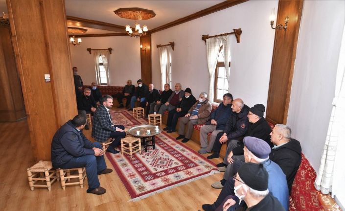 Başkan Ertuğrul Çetin’den Dede Torun Evinde çay eşliğinde sıcak sohbet