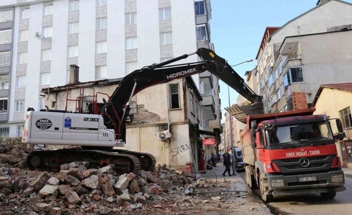 Başkan Kibar: “Metruk yapıları yıkarak, kentteki görüntü kirliliğini ortadan kaldırıyoruz”