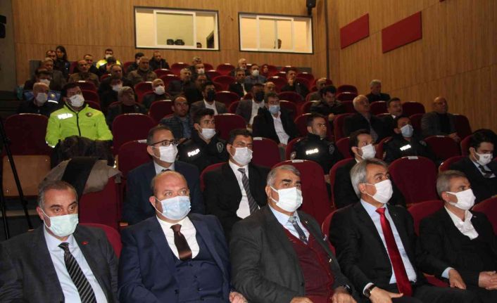 Batman İl Emniyet Müdürlüğü muhtarlarla sorumluluk alanı ve huzur toplantısı gerçekleştirdi