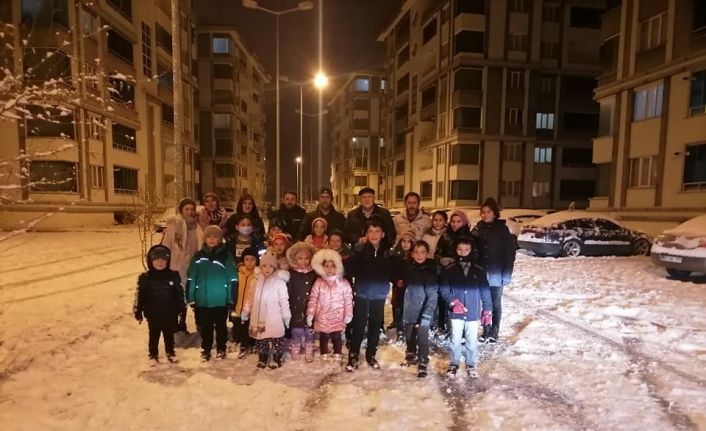 Bayburt kent merkezi beyaza büründü, çocuklar karın tadını çıkarttı