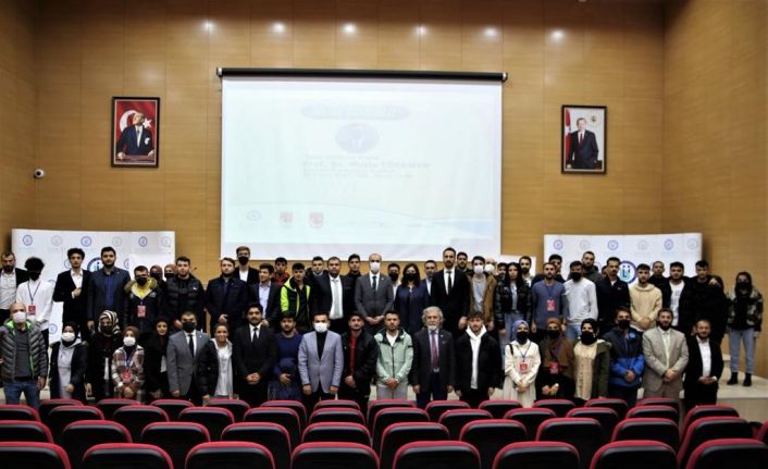 Bayburt Üniversitesi ev sahipliğinde düzenlenen ’Kültür Akademisi’ konferansları devam ediyor