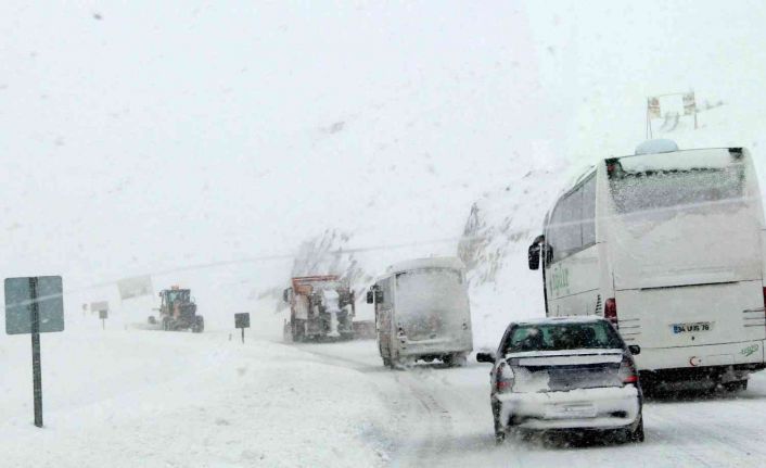 Bayburt’a aralık karla geldi