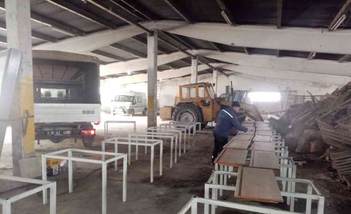 Belediye ara tatilde okul sıralarını onardı