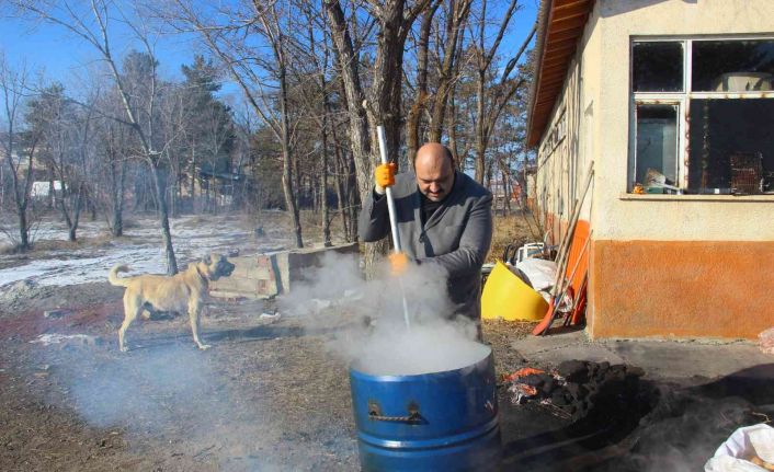 Belediye Başkanı kolları sıvadı, dev kazanlarda kemik pişirip hayvanları elleriyle besledi