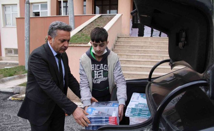 Belediye başkanı öğrenciler için makam aracıyla köy köy gezip kitap dağıtıyor