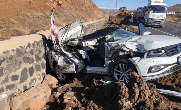 Beton mikseri ve otomobil çarpıştı: 1 yaralı