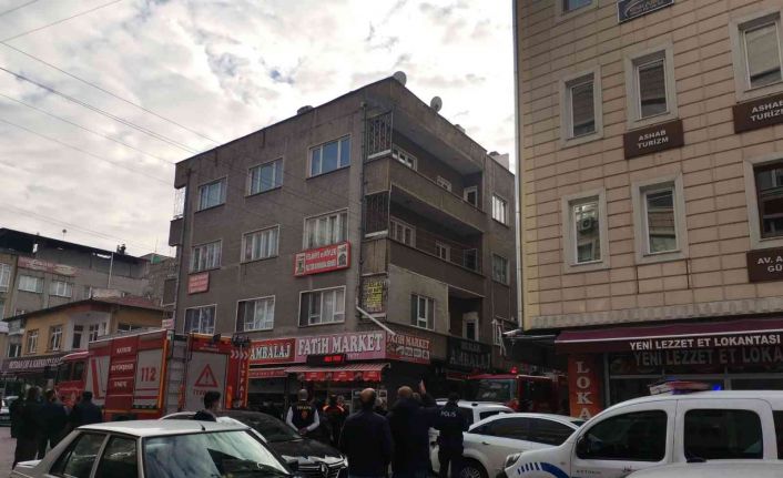 Binanın çatısında çıkan yangın söndürüldü