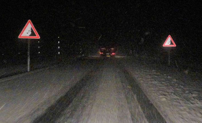 Bingöl-Elazığ karayolunda kar, sağanak ve sis  etkili oldu, sürücüler zor anlar yaşadı