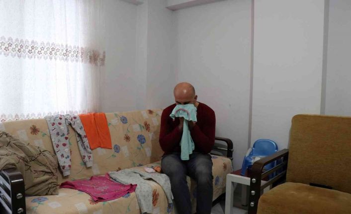 Bir babanın çaresiz çocuk özlemi, eşyaları ve oyuncaklarına sarılarak uyuyor
