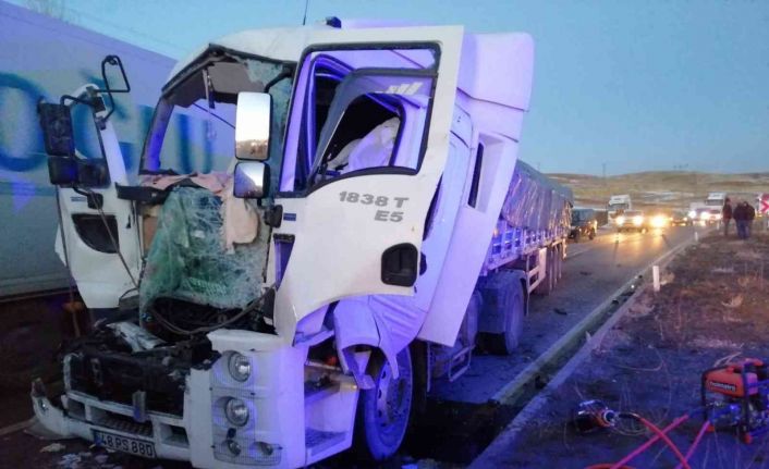 Bitlis’te iki tır çarpıştı: 1 ölü, 1 yaralı