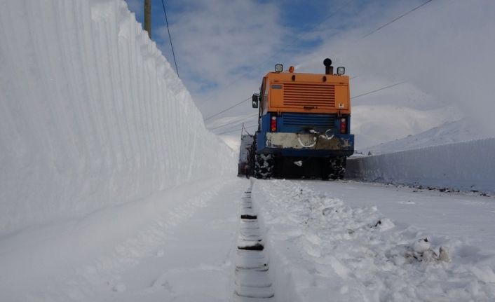Bitlis’te karla mücadele gece gündüz devam ediyor