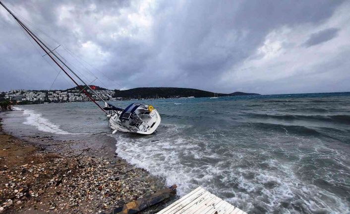 Bodrum’da fırtınanın saatteki hızı 70 kilometreye ulaştı; dalgalar sahilleri dövdü, bir tekne sahile vurdu