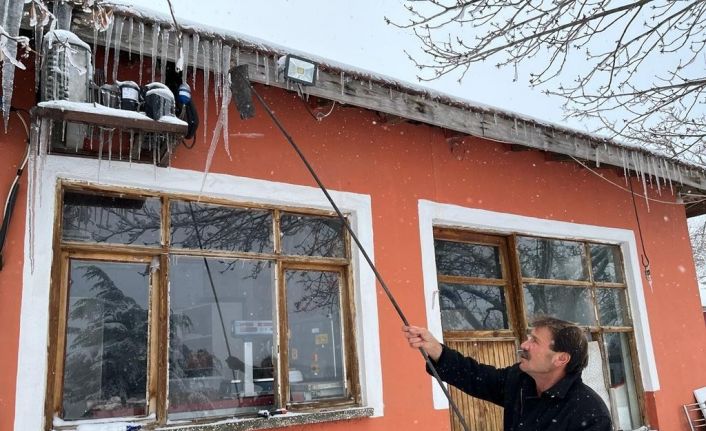 Boyları yarım metreyi bulan buz saçakları esnafa zor anlar yaşattı