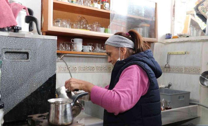 Bu kıraathanede çaylara kadın eli değiyor