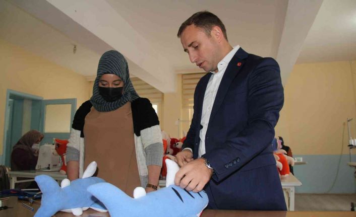 Bu projeyle hem üretici kadınların hem de yetim ve öksüz çocukların yüzleri gülüyor