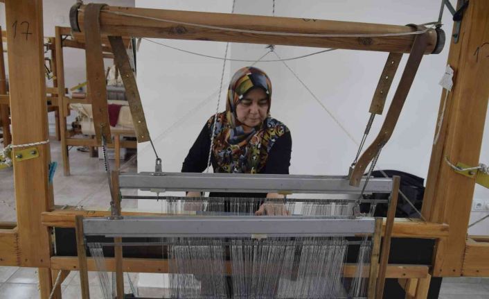 Burdurlu kadınlar 300 yıllık Alaca dokumayı ilmek ilmek dokuyarak yaşatıyor